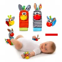 Imagem da oferta Kit Meias e Pulseiras com Chocalho para Bebê 4 Peças